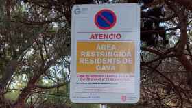 La zona naranja de Gavà (Barcelona), donde una señal marca la restricción única para residentes, y que ahora controlarán auxiliares de seguridad / CEDIDA