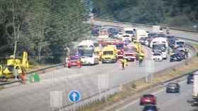 Los equipos de emergencias en la AP-7 tras el accidente mortal en Sant Celoni / TRÀNSIT