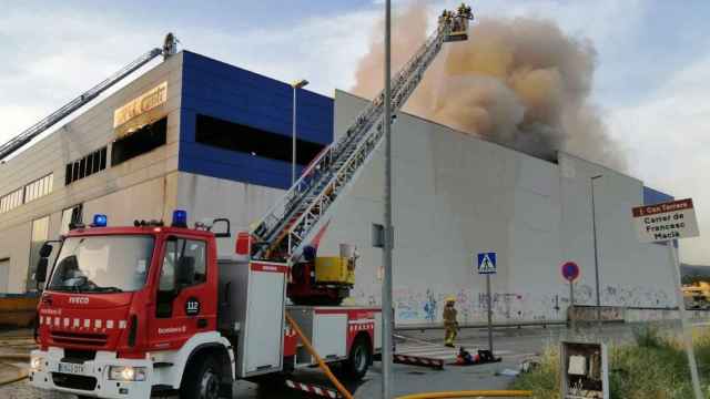 Bombers de la Generalitat trabajan en la extinción del incendio en una industria de La Garriga (Barcelona) / BOMBERS DE LA GENERALITAT