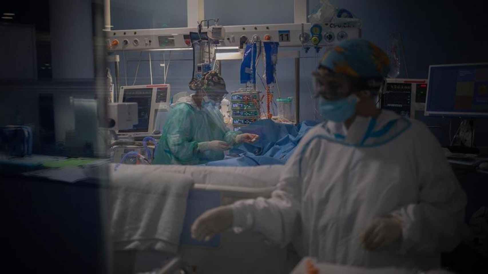Trabajadores sanitarios atienden a uno de los pacientes ingresados por Covid en la uci de un hospital de Cataluña, donde el riesgo de rebrote ya supera los 500 puntos / David Zorrakino (EP)