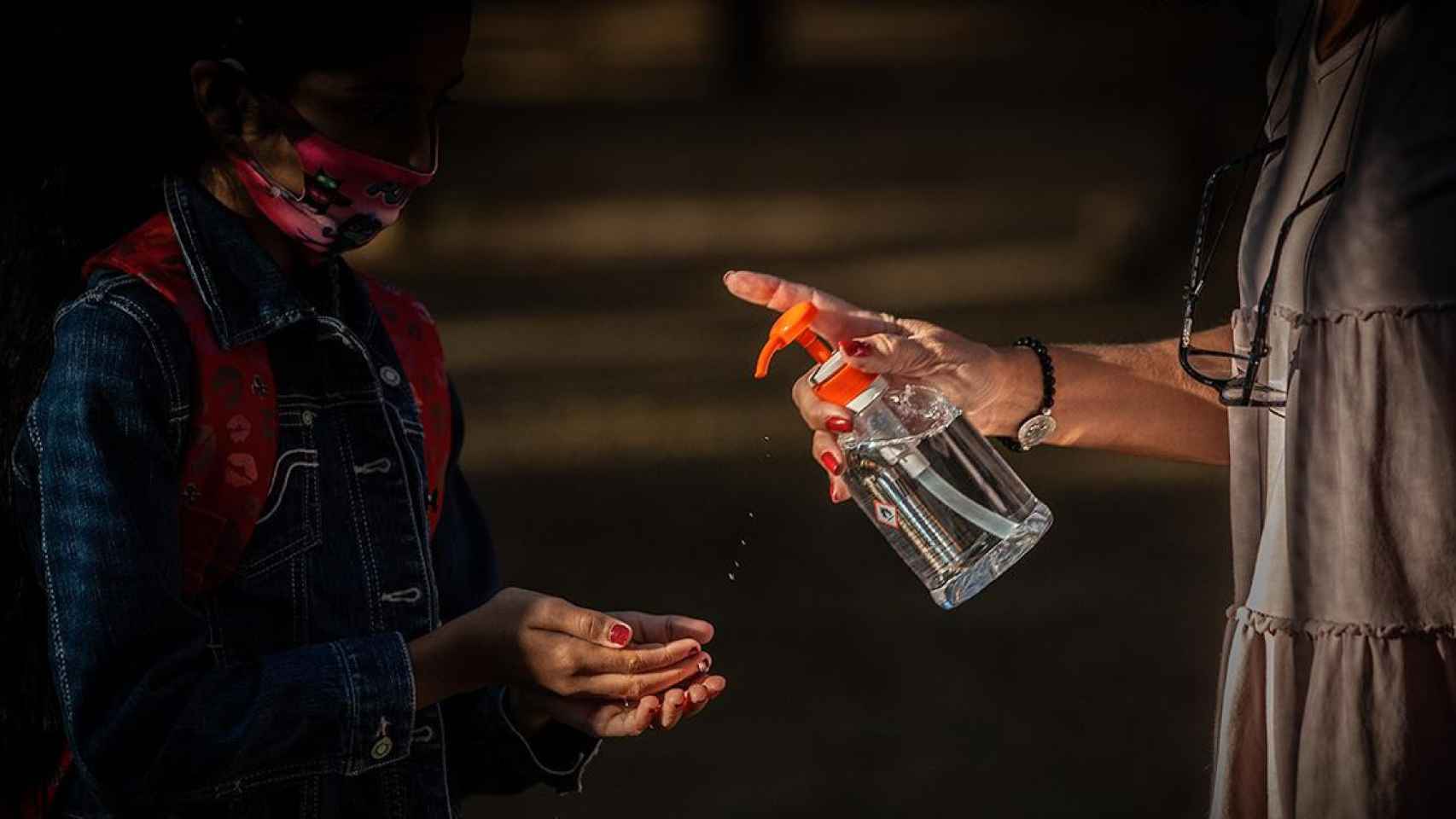 Una docente aplica gel hidroalcohólico a una niña en uno de los colegios de Cataluña para prevenir el Covid-19 / EUROPA PRESS