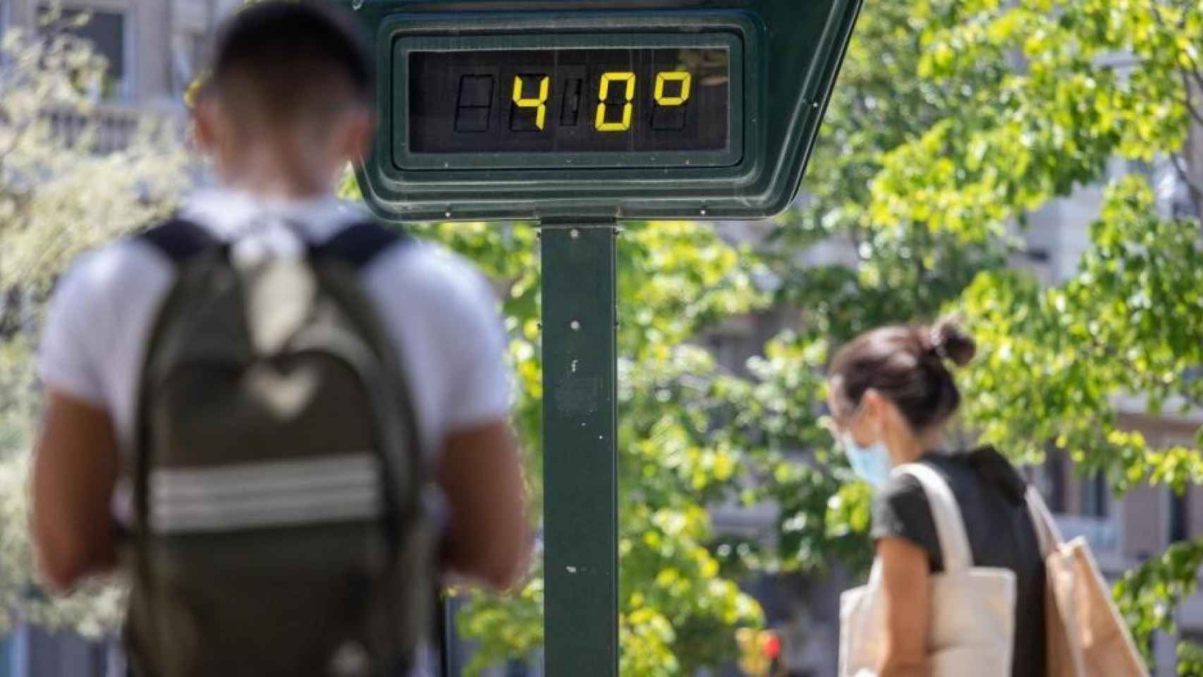 Un termómetro urbano marca los 40º, temperatura que se ha superado en algunas partes de Cataluña este sábado / EUROPA PRESS