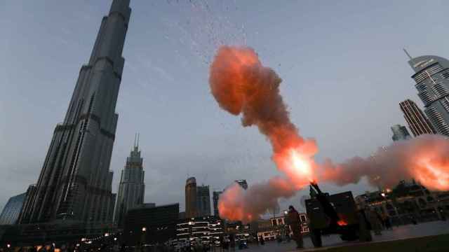La policía de Dubái dispara un cañón para señalar el fin de la primera jornada de ayuno del Ramadán / ALI HAIDER - EFE