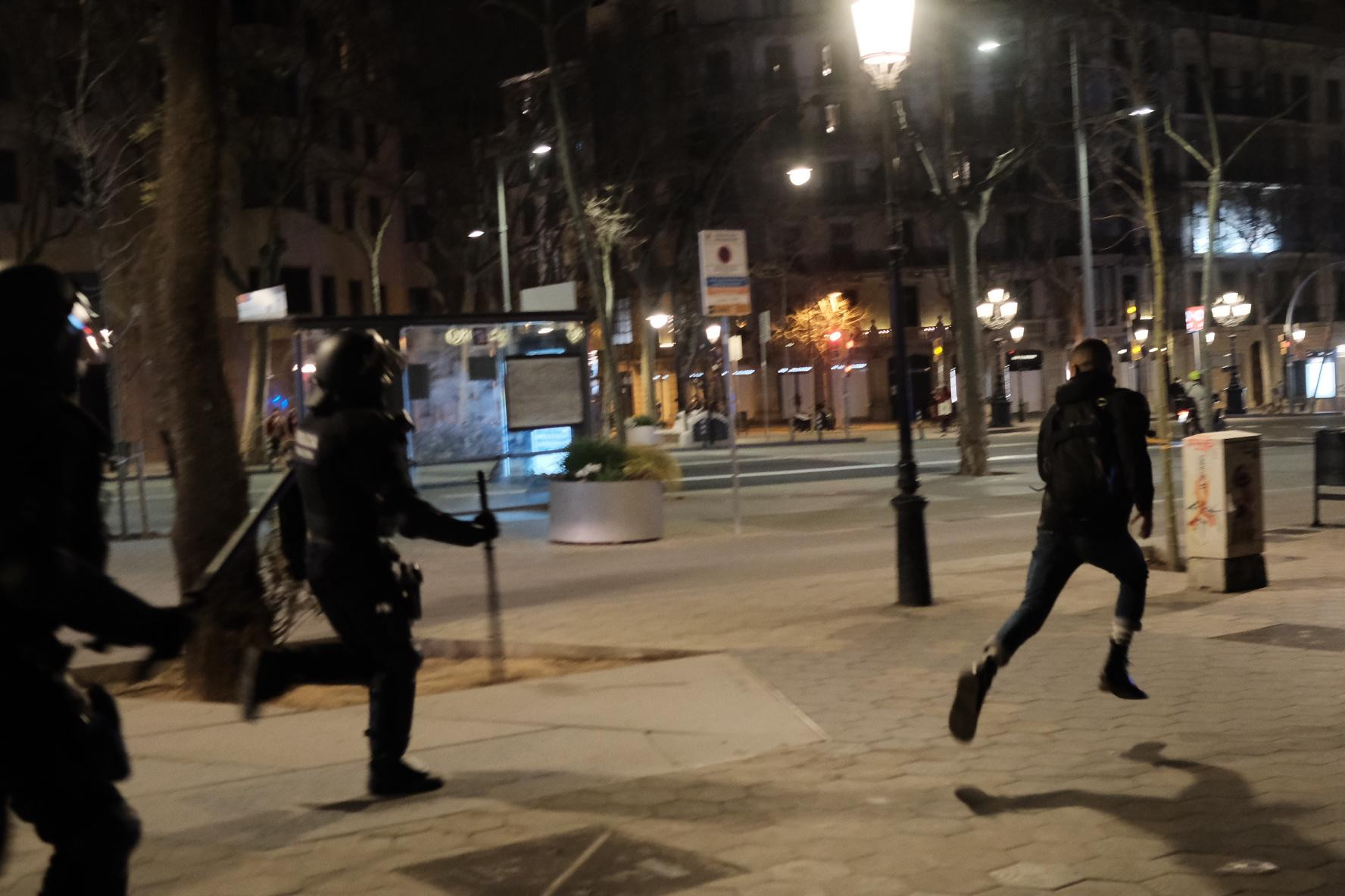 Mossos d'Esquadra persiguen a un alborotador durante los disturbios en una marcha pro-Hasél en Barcelona / PABLO MIRANZO