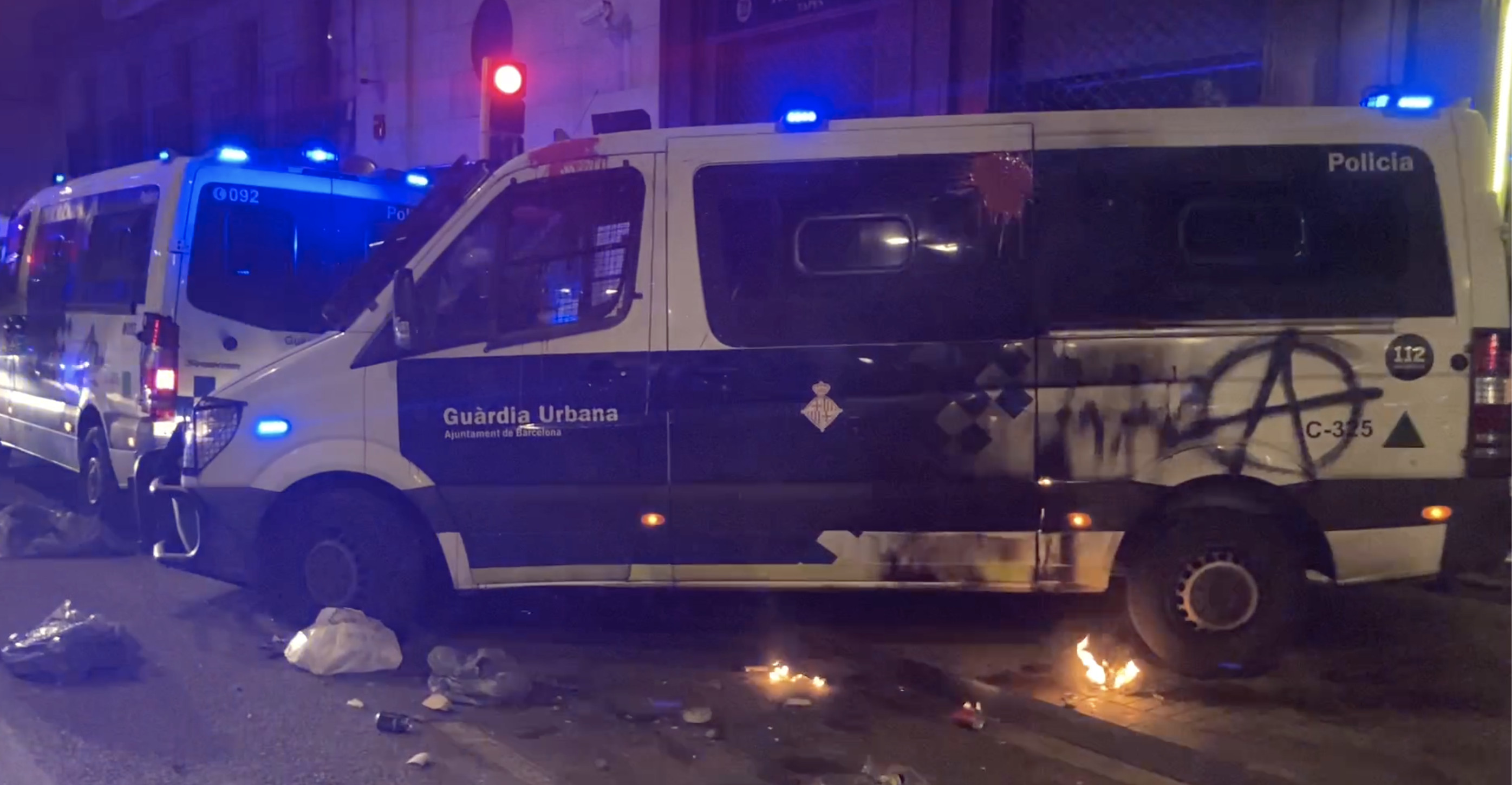 La furgoneta de la Guardia Urbana de Barcelona, tras el impacto de un cóctel molotov / EB