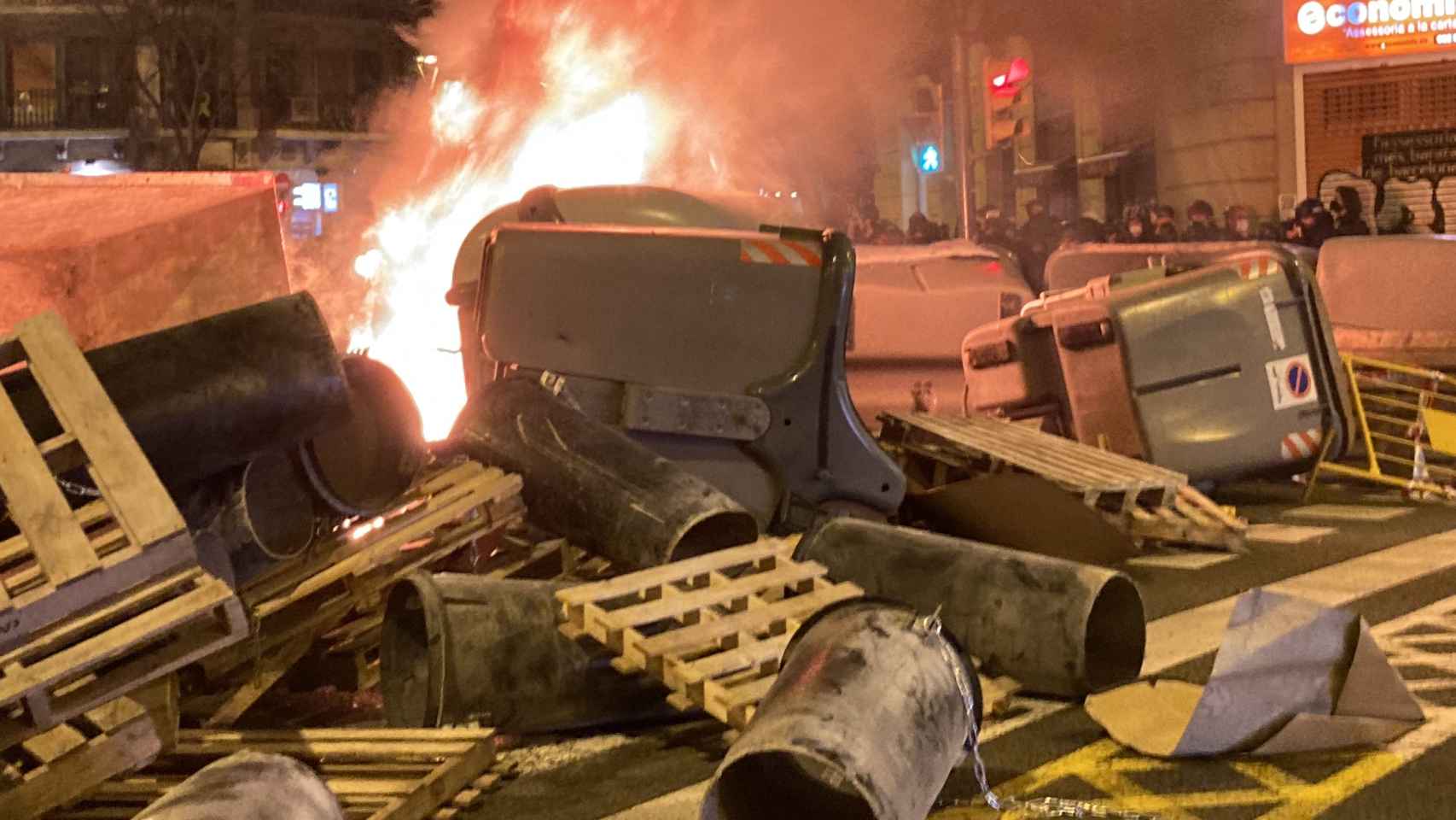 Contenedores en llamas en el centro de Barcelona durante la tercera jornada de disturbios por Hasél / EB