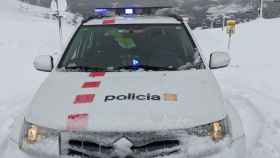 Un coche patrulla de Mossos durante la nevada / MOSSOS