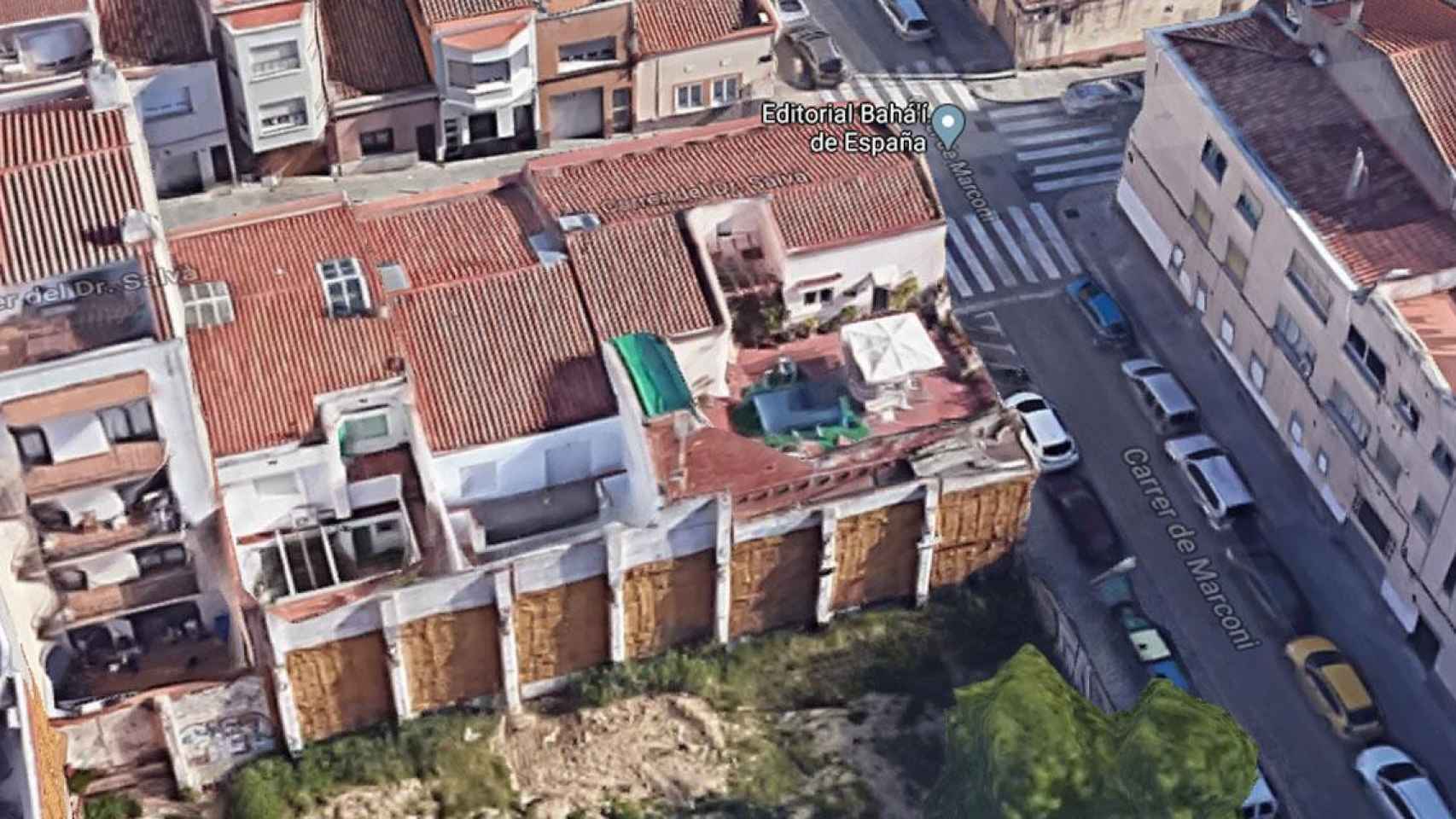 Vista de la piscina desmontable que ha hundido el techo de un edificio en Terrassa / GOOGLE MAPS
