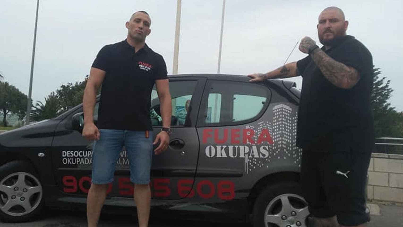 Dos trabajadores de Fuera Okupas junto a su vehículo / FUERA OKUPAS