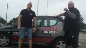 Dos trabajadores de Fuera Okupas junto a su vehículo / FUERA OKUPAS