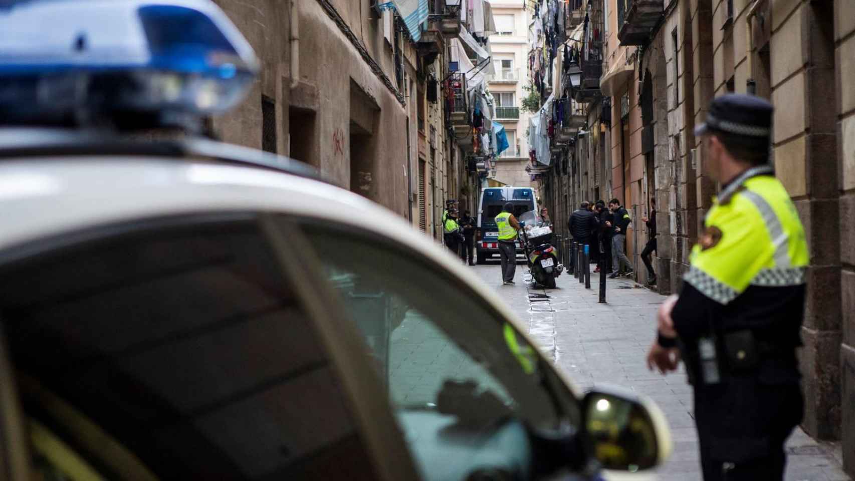 Mossos d'Esquadra y de la Guardia Urbana en una operación en Barcelona / EFE