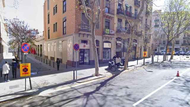 Calle Parlament de Barcelona, donde habrían golpeado y asaltado a una persona con discapacidad / GOOGLE MAPS