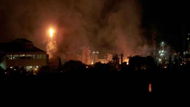 Una fuerte explosión en una industria del polígono sur de Tarragona, en el término municipal de La Canonja, ha originado un incendio de grandes dimensiones en plena zona petroquímica / EFE