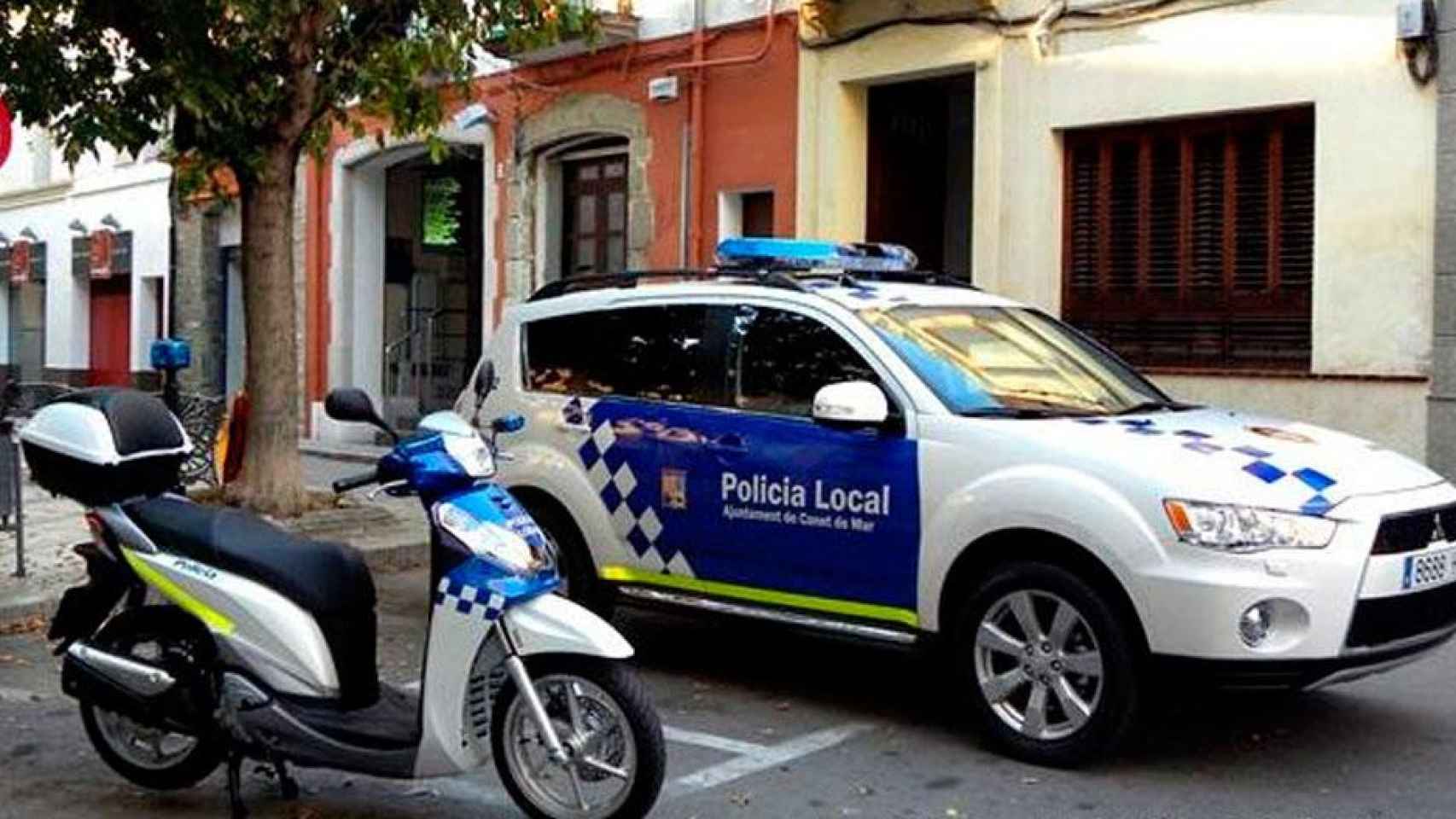 Dos vehículos de la policía local de Canet de Mar, que ha detenido a los dos menores / AJ.CANET DE MAR