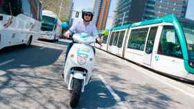 Moto compartida, tranvía y vehículos, opciones de movilidad de Barcelona / CG