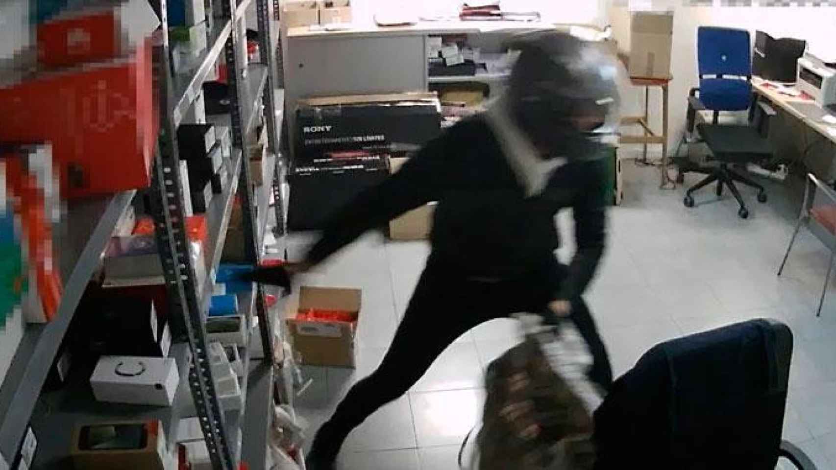 Detienen a dos ladrones que actuaban a punta de pistola en Barcelona / Mossos d'Esquadra