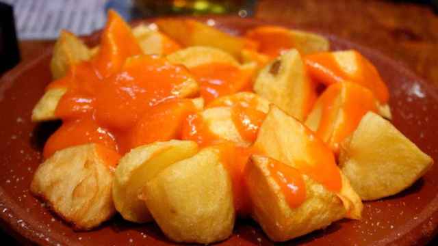 Patatas bravas servidas en un bar de Barcelona / WIKIPEDIA