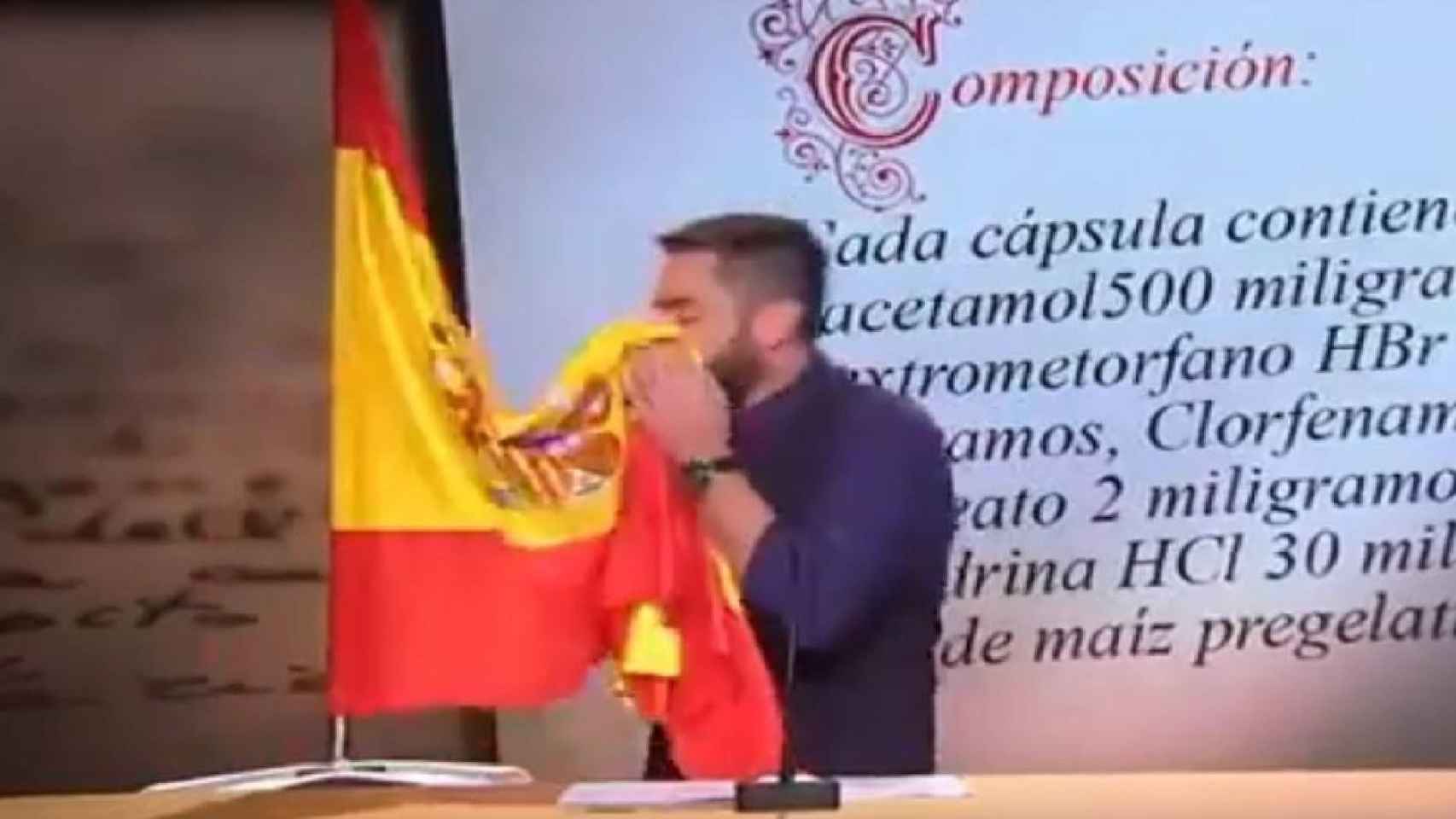 Dani Mateo se limpia la nariz con la bandera de España en el programa El Intermedio / LASEXTA
