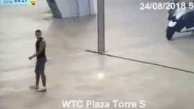 El detenido, con un cuchillo en la mano, ante el hotel del World Trade Center de Barcelona / CG