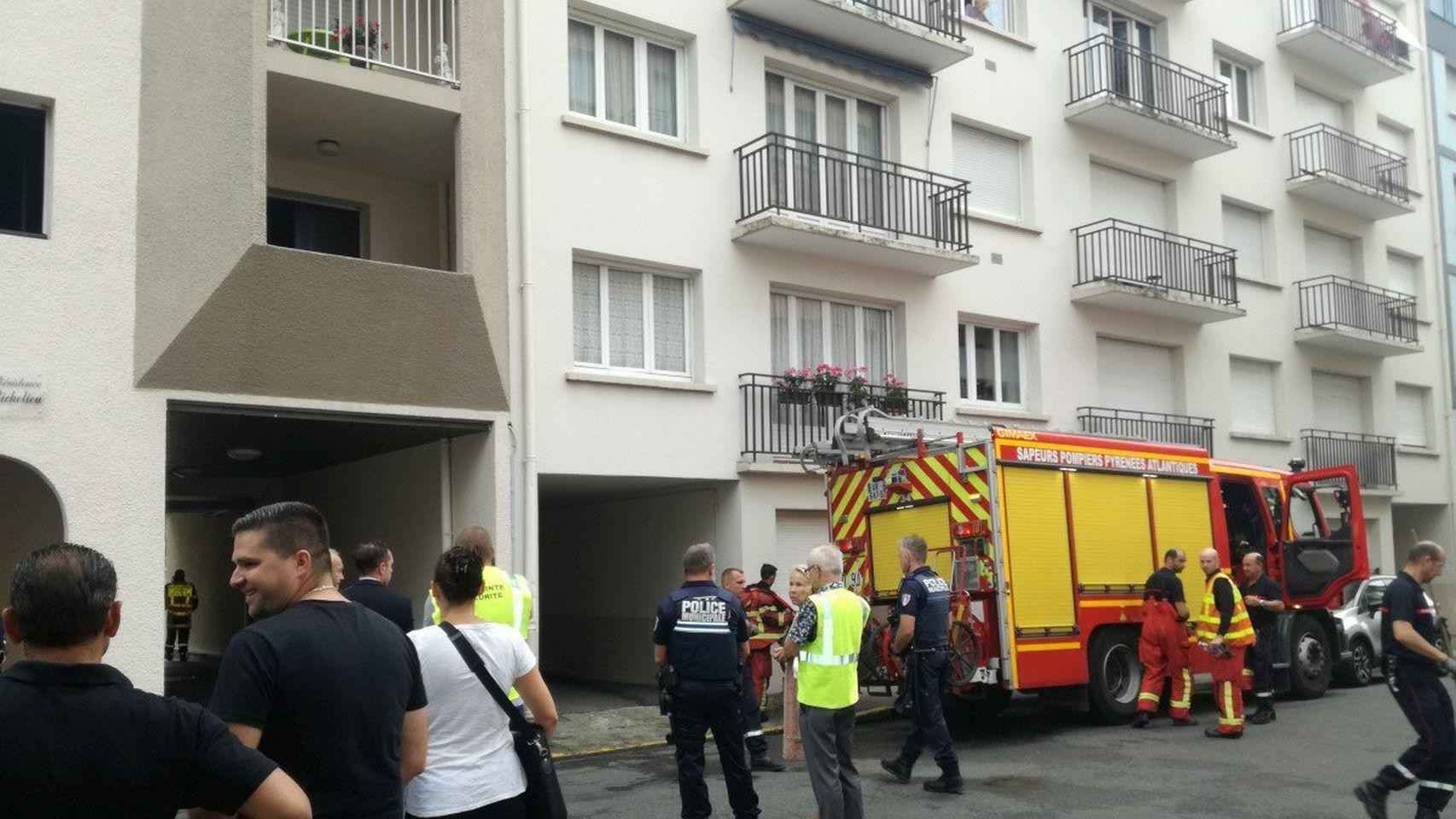 Una foto de los servicios de emergencia franceses en el domicilio donde se ha producido el incendio / Twitter