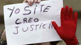 Una manifestante contra la sentencia de 'La Manada' en Pamplona / EFE