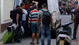 Guardias civiles de paisano abandonan el Hotel de la Vila de Calella el lunes / CG