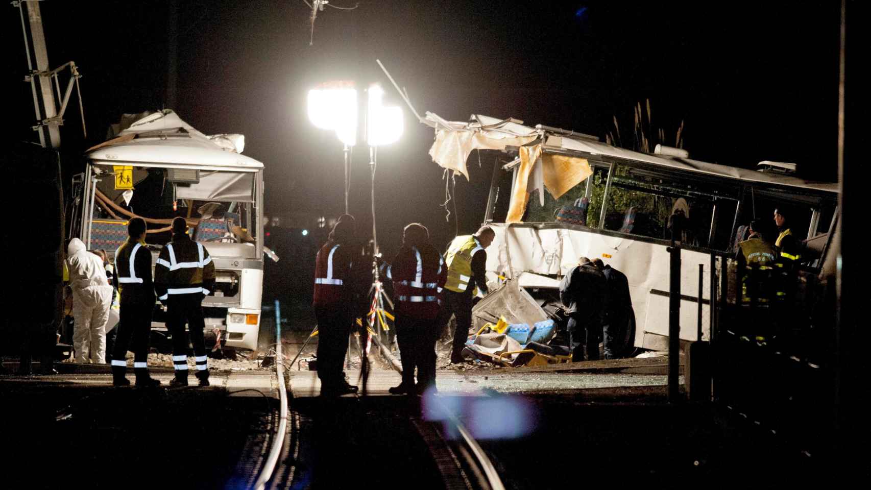 El autobús accidentado en un paso a nivel cerca de Perpiñán, donde murieron seis personas / EFE