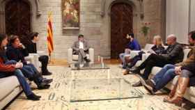 El presidente de la Generalitat, Carles Puigdemont, se reúne con los organizadores de 'Casa nostra, casa vostra'