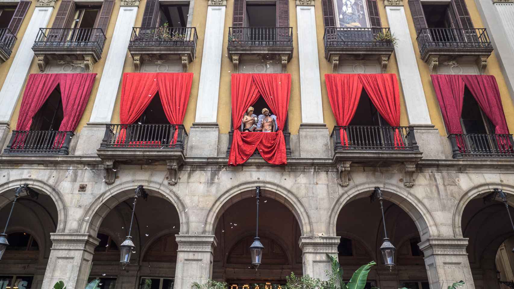Dos integrantes del cabaret El Plata de Zaragoza en el balcón del Ocaña, en la Plaza Reial de Barcelona / CG