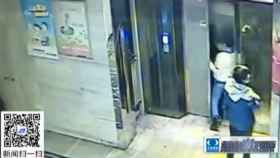 Imágenes de la televisión local china del hombre ebrio que cayó por el hueco de un ascensor.