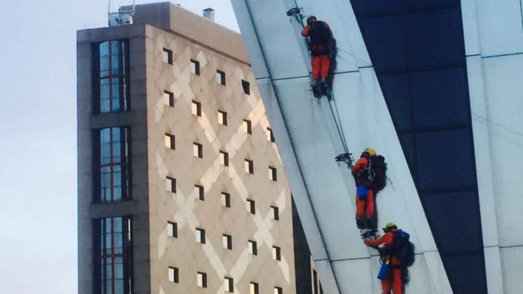 Activistas de Greenpeace escalando una de las torres KIO de Madrid.