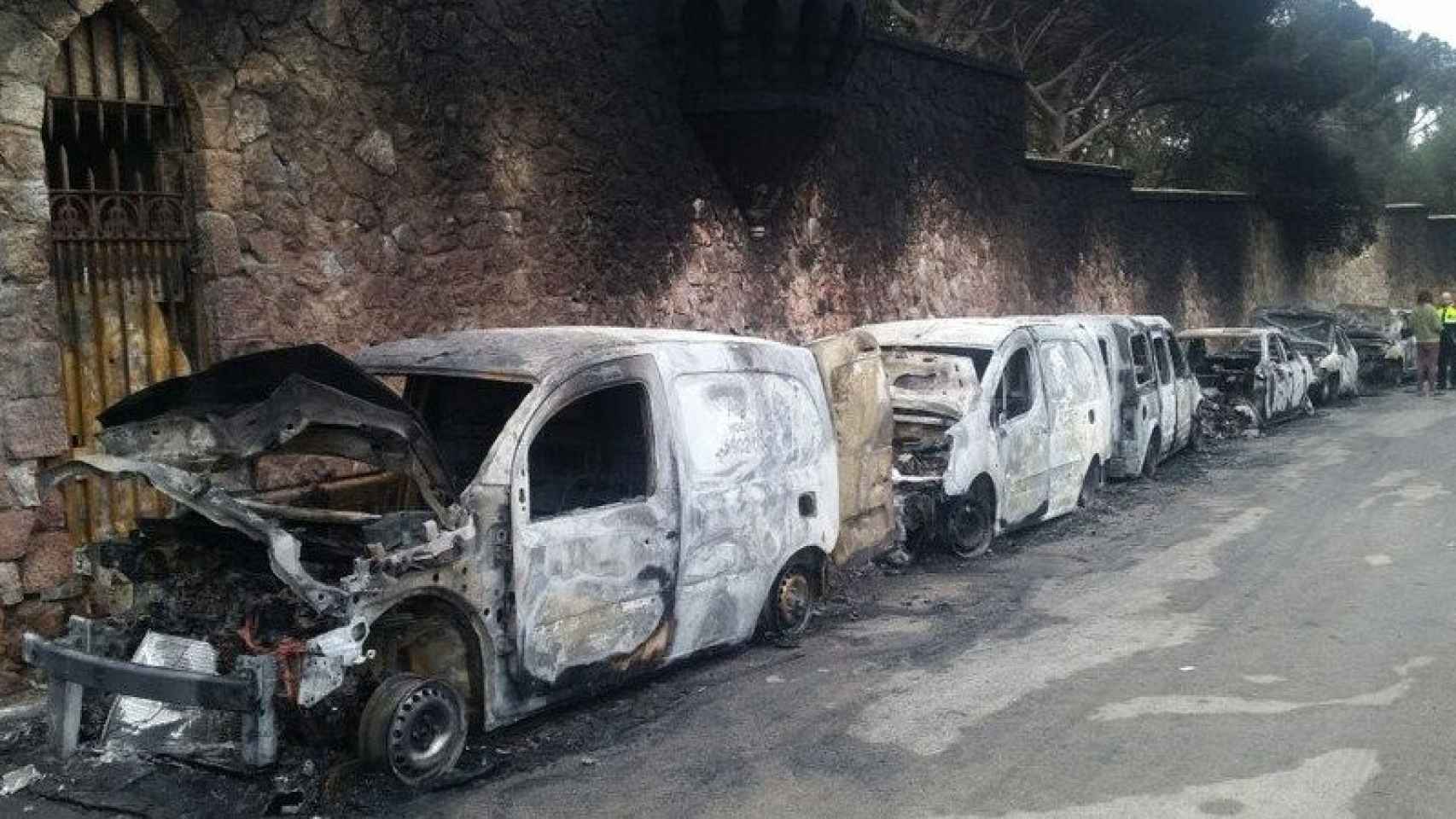 Vehículos quemados en las inmediaciones del Park Güell de Barcelona