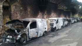 Vehículos quemados en las inmediaciones del Park Güell de Barcelona