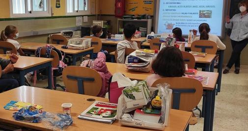 Una profesora da una charla sobre alimentación a los niños de un centro escolar / EUROPA PRESS