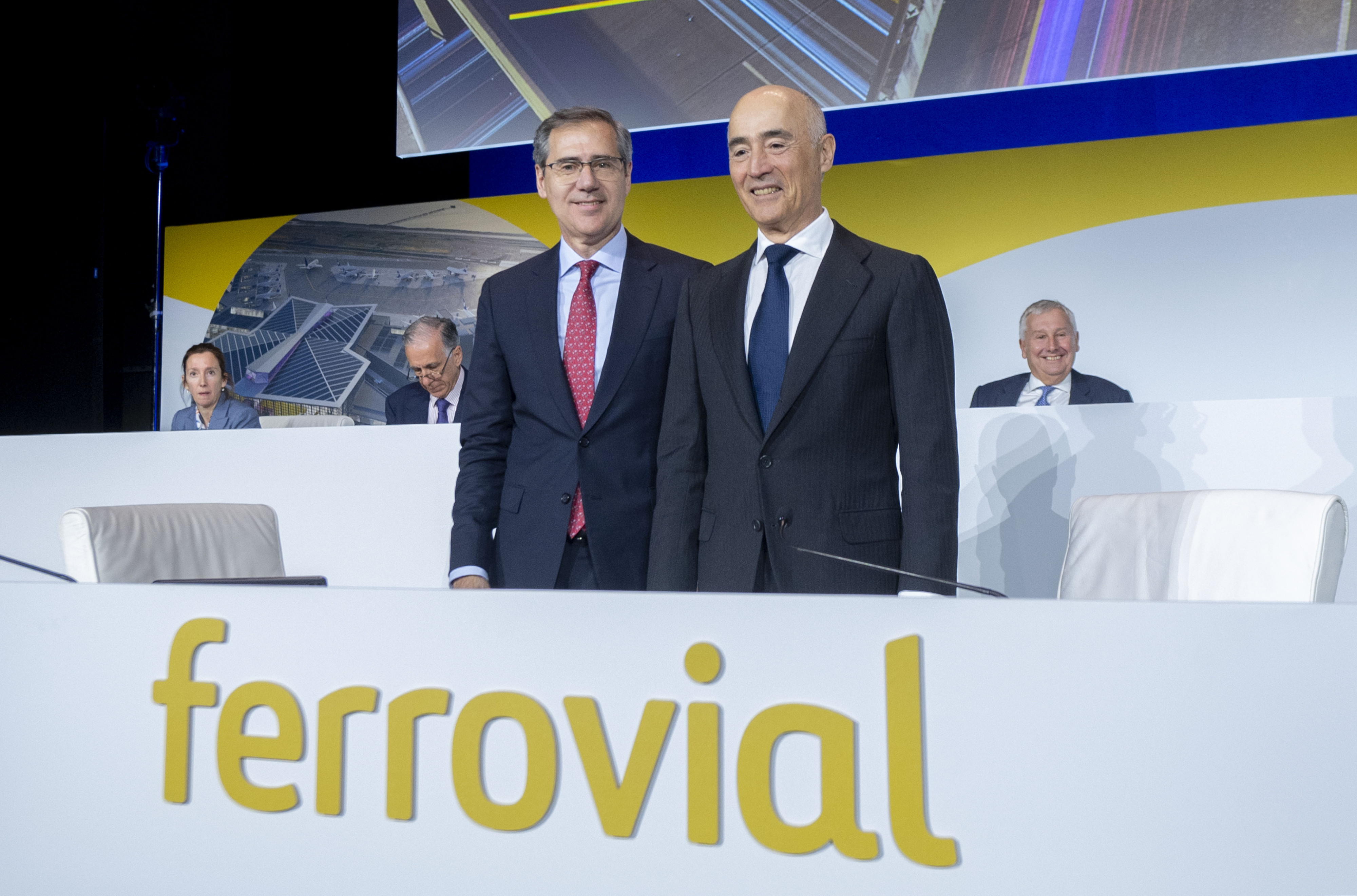 El presidente de Ferrovial, Rafael del Pino (dcha.), junto al consejero delegado, Ignacio Madridejos, antes del inicio de la junta de la compañía / EP