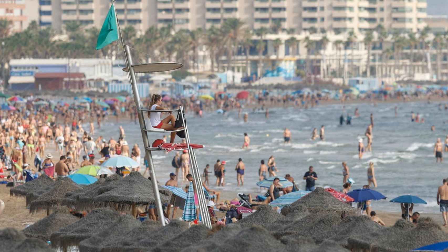 Una playa turística de Valencia con apartamentos y hoteles. Viajes / EFE