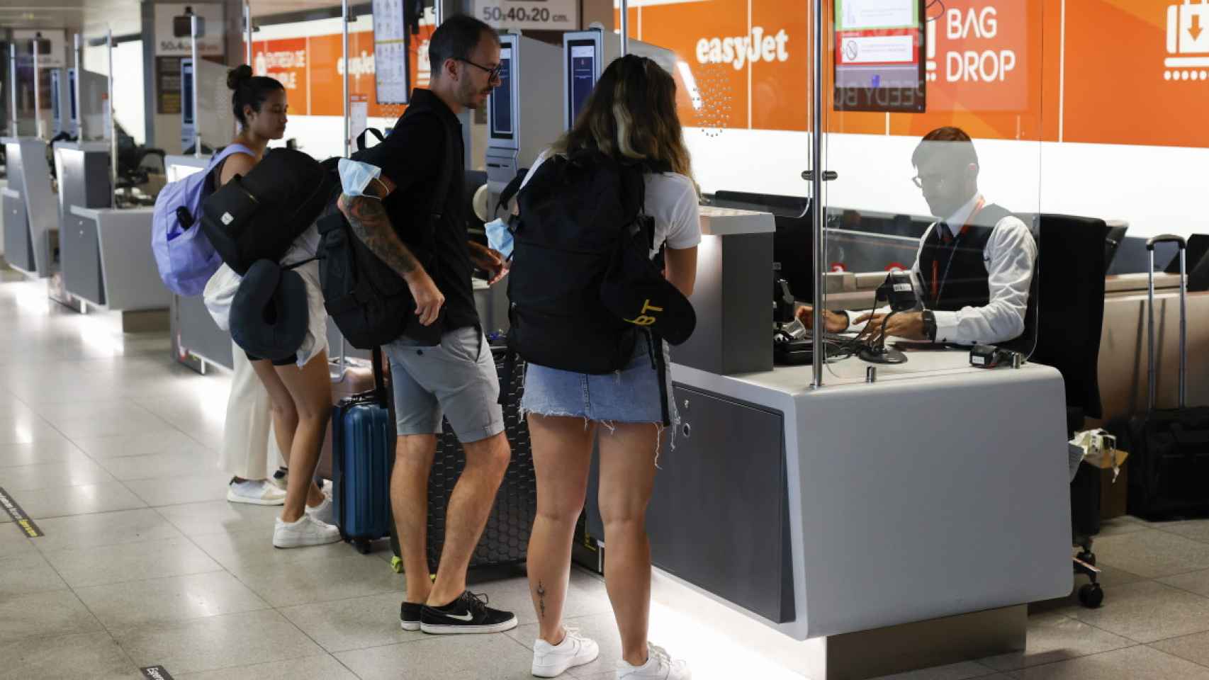 Varios viajeros en una ventanilla de EasyJet en el aeropuerto de Barcelona, donde la huelga de pilotos ha obligado a cancelar dos vuelos / Toni Albir - EFE
