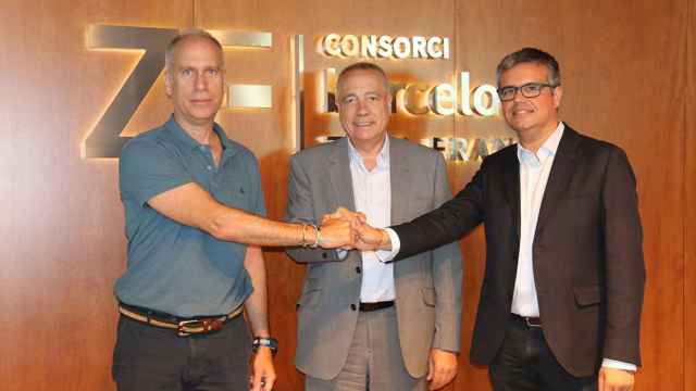 El delegado especial para el Consorcio de la Zona Franca de Barcelona, Pere Navarro, con Marc Camarasa, CFO de Silence, y Fernando García, apoderado de Scutum Logistics / CZFB