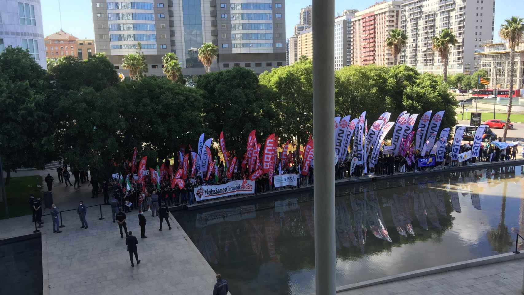 Concentración de los sindicatos ante la sede de Caixabank / CG