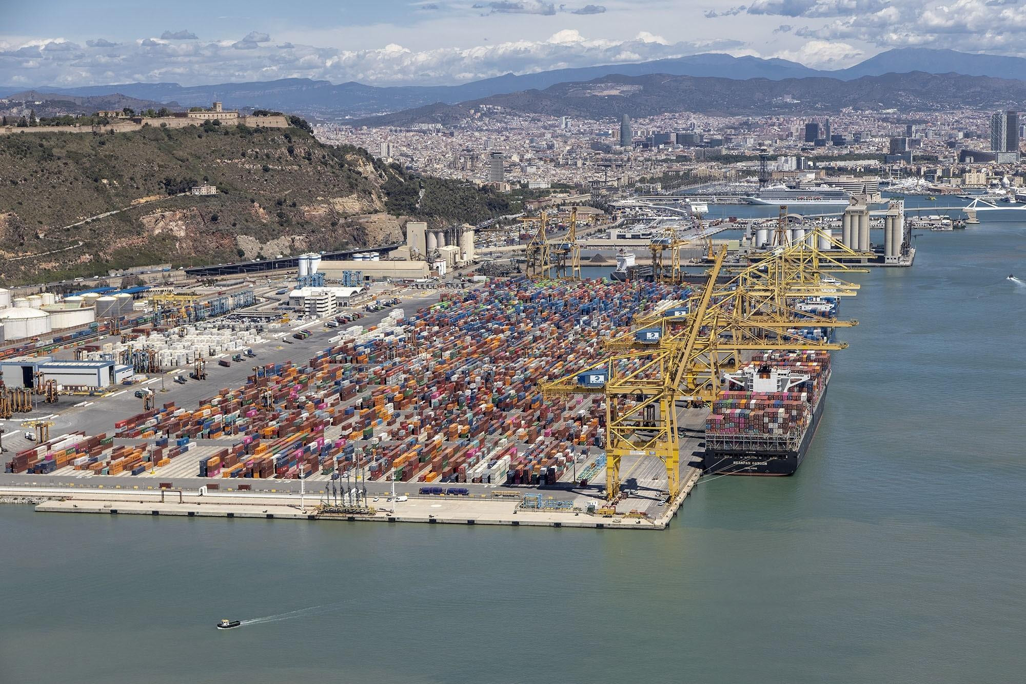 Contenedores para exportaciones en el Puerto de Barcelona / EUROPA PRESS
