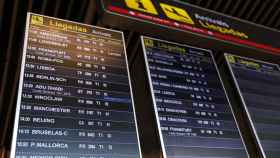 Panel turístico con vuelos en un aeropuerto / EP