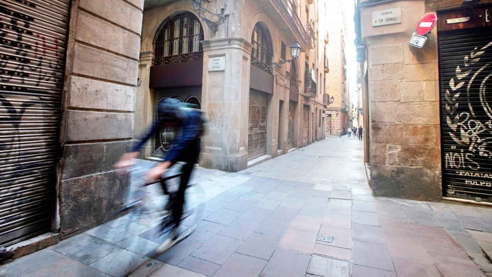 Un ciclista ante empresas y comercios cerrados en el casco antiguo de Barcelona / EFE