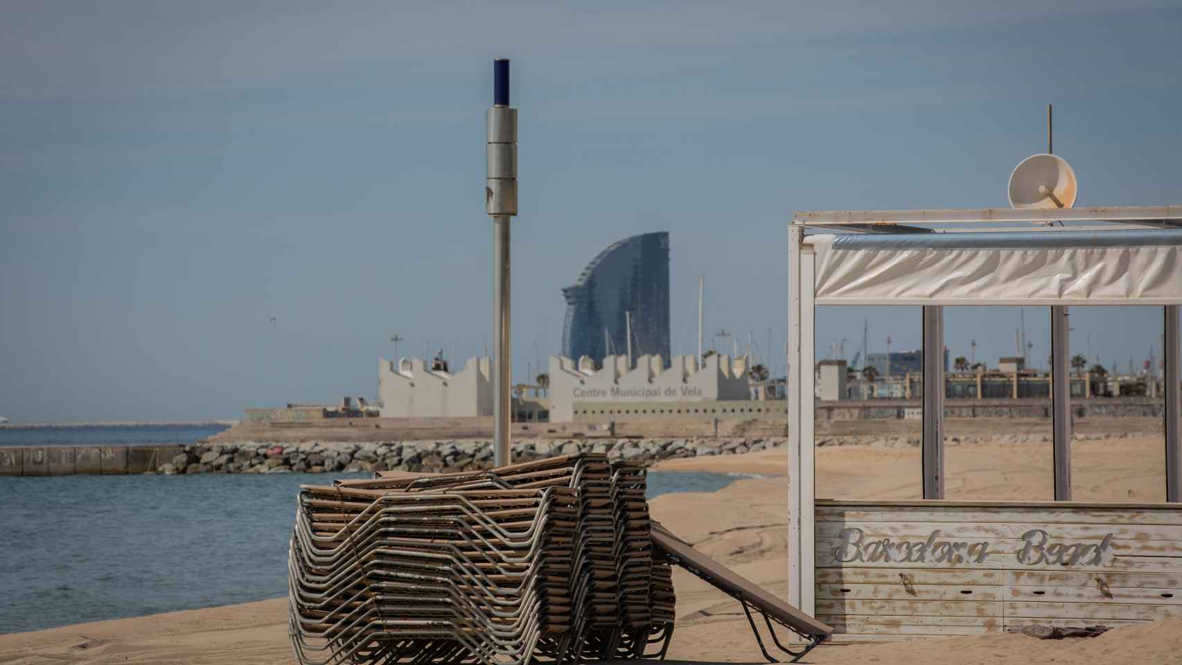 Turismo. Una playa de Barcelona cerrada durante la crisis del coronavirus / EUROPA PRESS