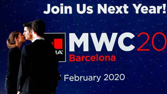 Imagen de tres delegados en la edición anterior del Mobile World Congress (MWC) de Barcelona / EFE