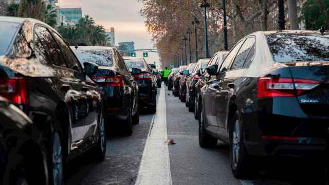 Vehículos de transporte con conductor (VTC), como los que utiliza Cabify, en la avenida Diagonal de Barcelona / EP