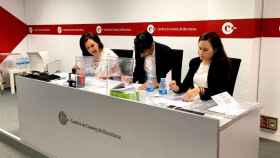 Los responsables de la mesa electoral en el recuento de votos de Foment del Treball y Pimec en la Cámara de Comercio de Barcelona / CG