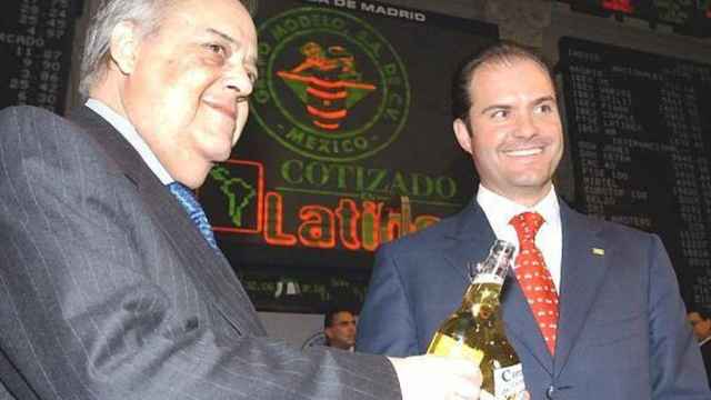 Carlos Fernández (d), el amo de Tagliatella, junto a Gabriel Jimenez, embajador de México en España brindando con sendas 'coronitas'