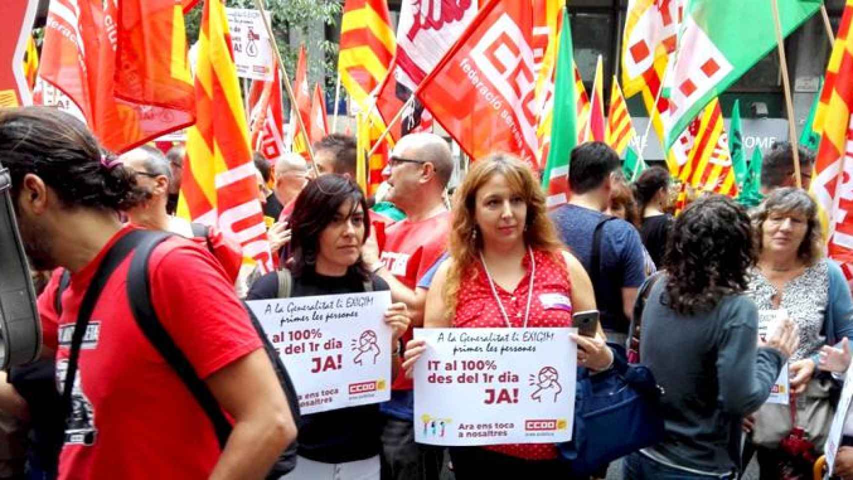 La protesta que el sector público ha realizado este martes ante la Generalitat para defender sus derechos laborales, el otro 'otoño caliente' en Cataluña / CCOO
