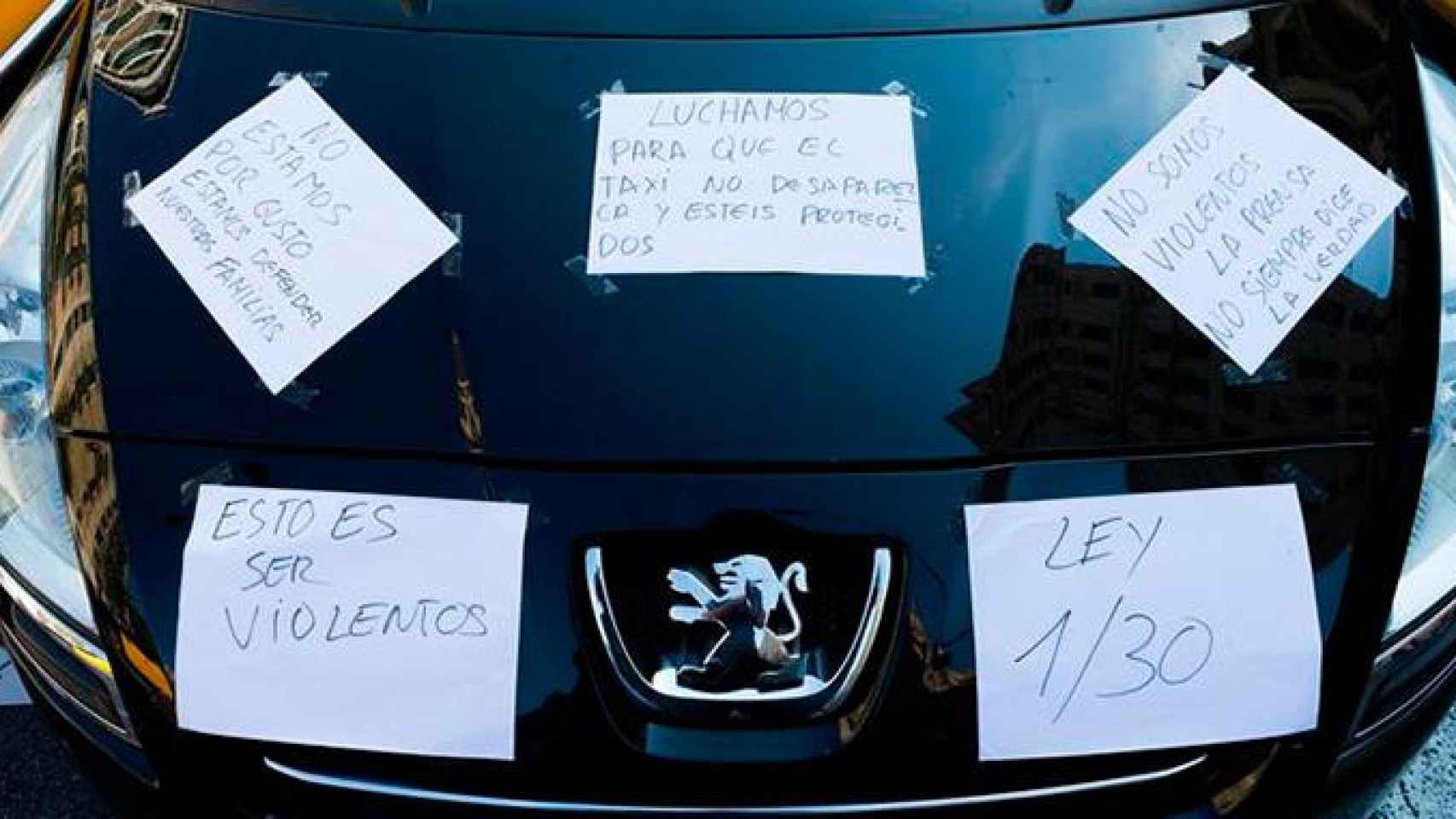 Los taxistas de Barcelona mantienen las concentraciones en el centro de la ciudad con motivo de la huelga