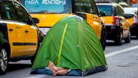 Un taxista duerme en una tienda de campaña en plena Gran Vía de Barcelona / EFE